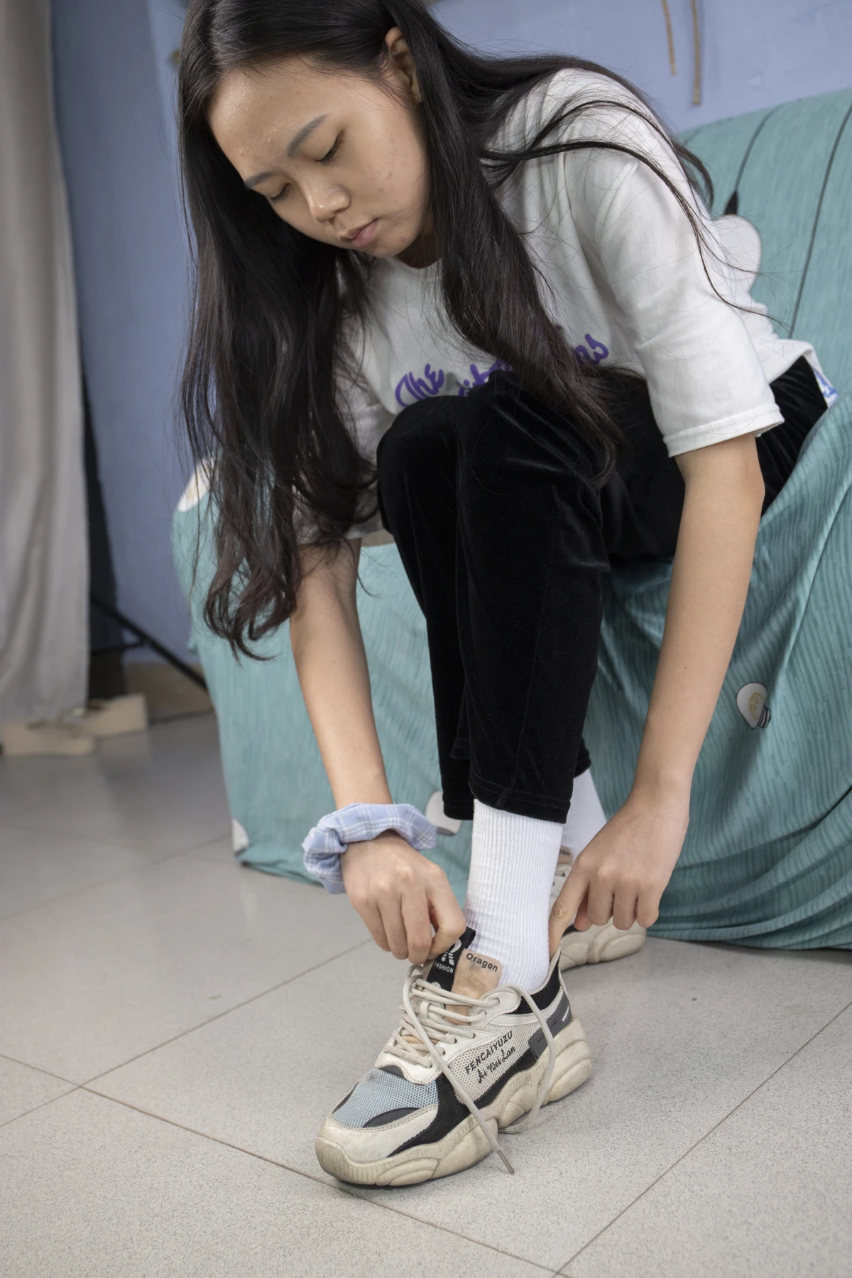 [Mzsock] NO.032 Xiaoyi, a beauty with athlete’s foot, plays with the socks she hasn’t changed for several days, the smell is so strong Southern football skills#[93P]-91